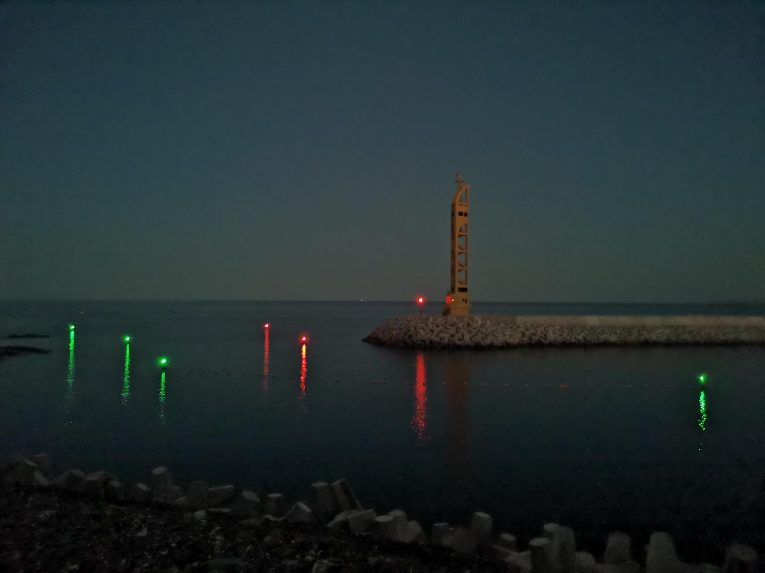 Another great example of Sealite GPS synchronized solar marine lanterns . Providing clear navigation for mariners .